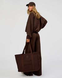 Woman wearing CF Move Through Tote - Hot Chocolate | Model:Leilani