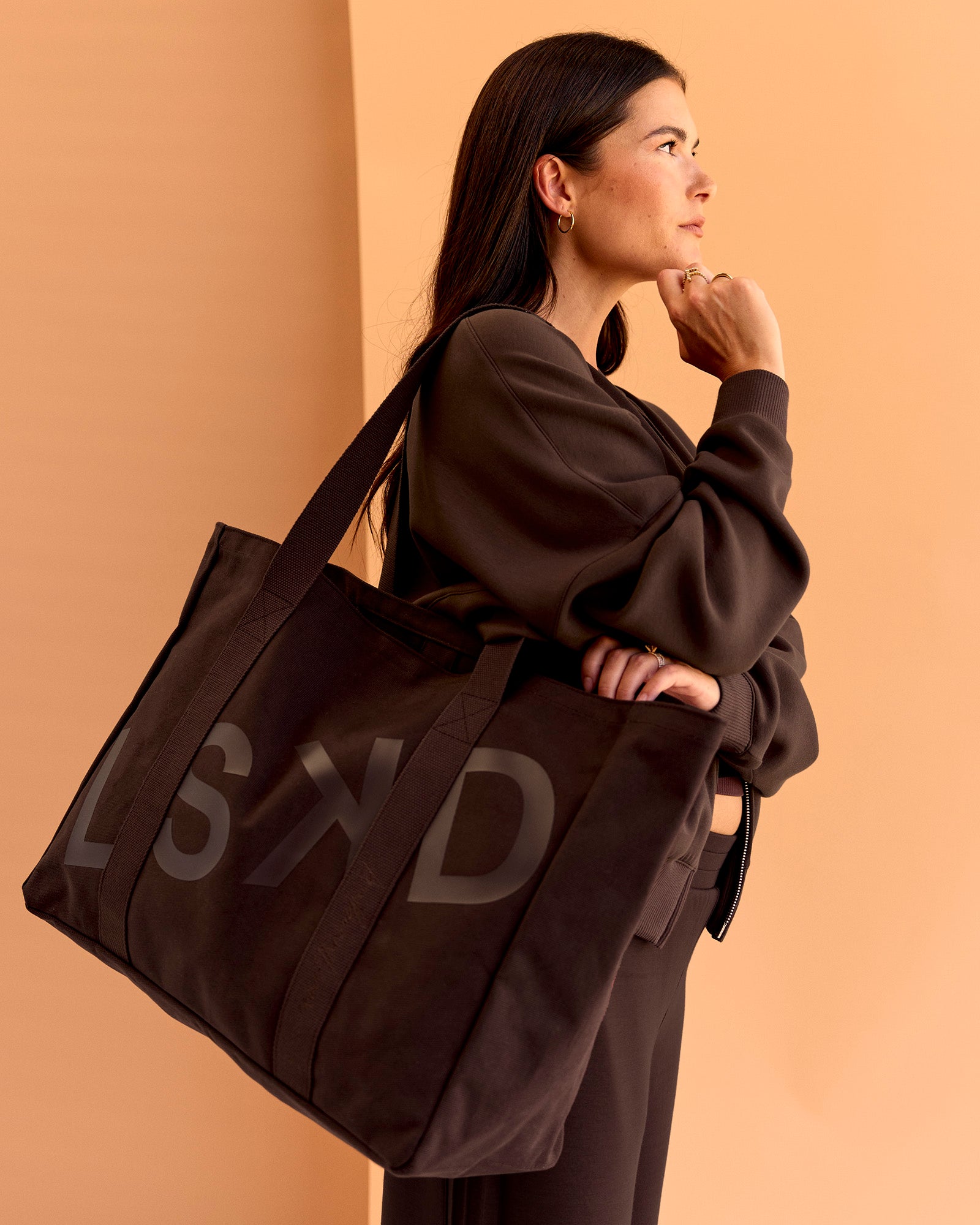 Woman wearing CF Move Through Tote - Hot Chocolate | Model:Chloe