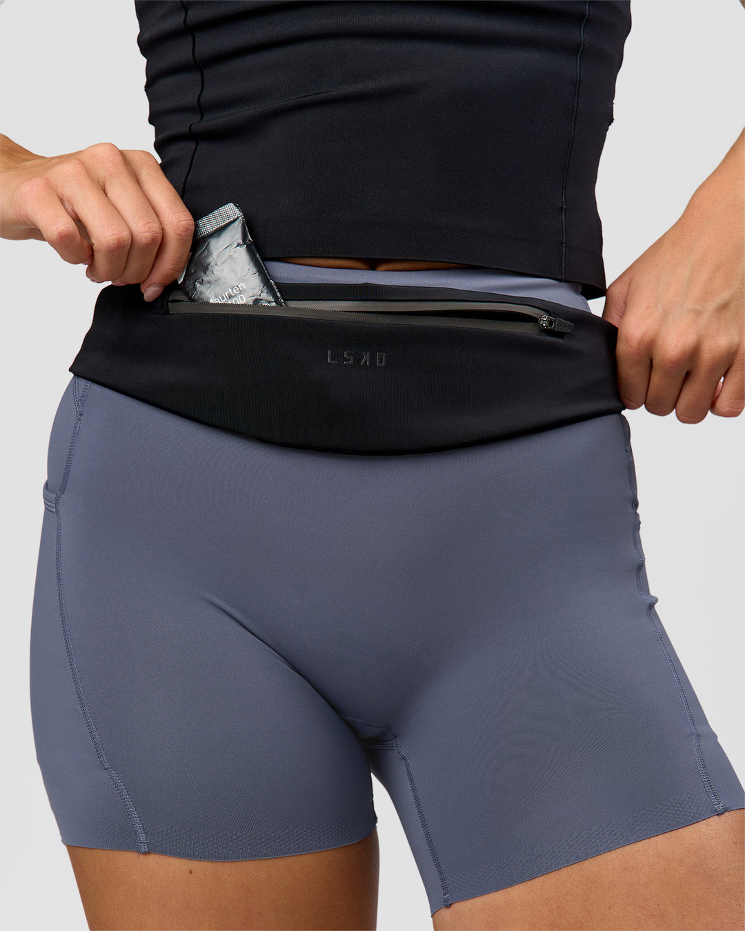 Woman wearing Pace Run Belt - Black-Reflective - view 4