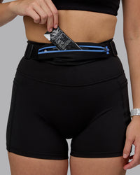 Woman wearing Rep Running Belt 2.0 - Black-Ultramarine | Thumbnail Index: 5