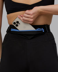 Woman wearing Rep Running Belt 2.0 - Black-Ultramarine | Thumbnail Index: 0