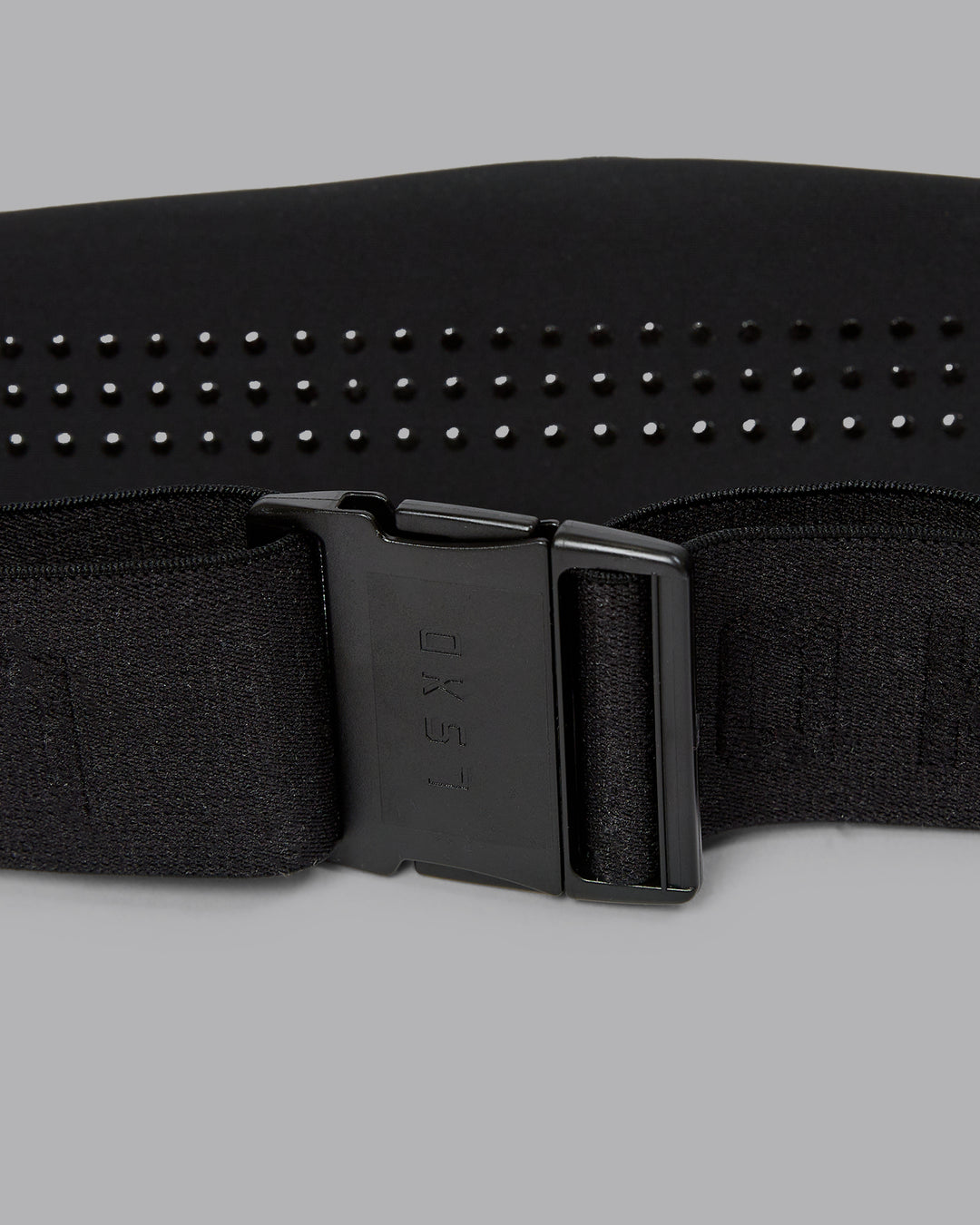 Woman wearing Rep Running Belt 2.0 - Black-Ultramarine - view 4