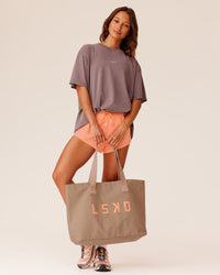 Woman wearing Go-To FLXCotton Oversized Tee - Peppercorn Washed | Model:Dakota | Size:S