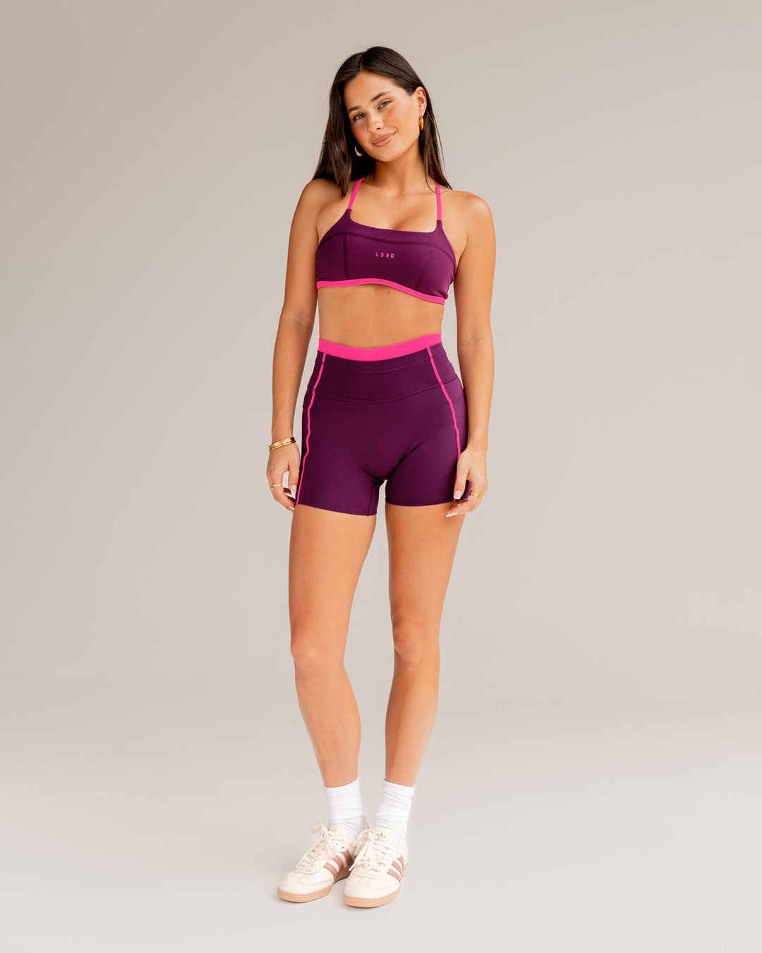 Woman wearing Liberate Contrast High-Rise 4&quot; Short Pockets - Plum Caspia-Ultra Pink | Model:Jordi | Size:S