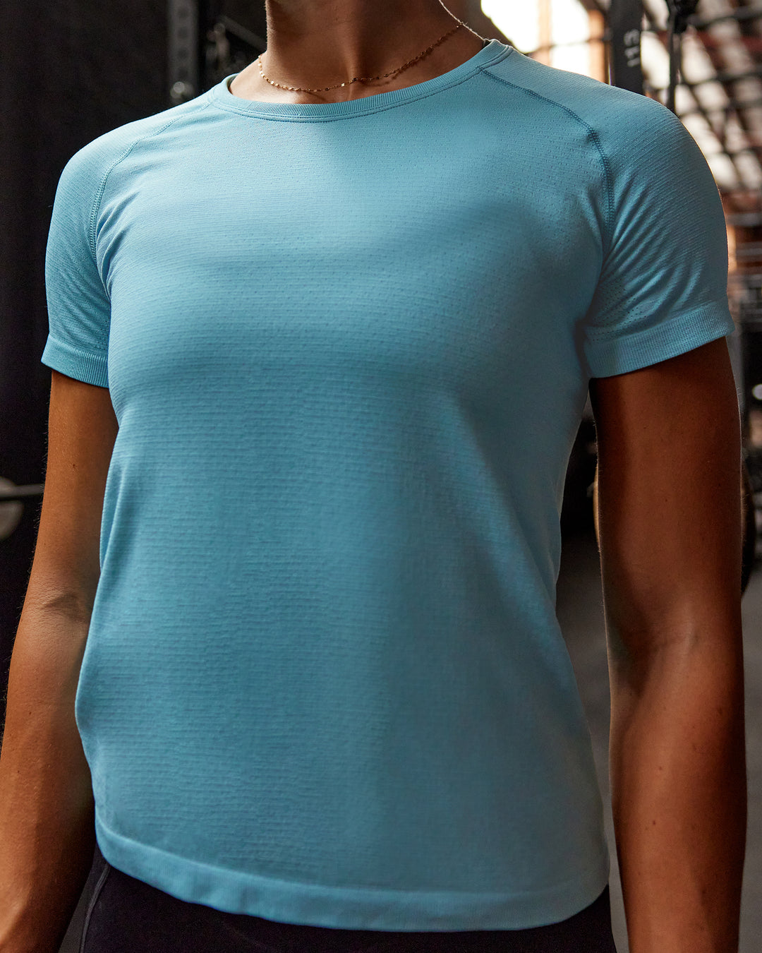 Woman wearing AeroFLX+ Seamless Tee - Retro Blue Marl | Model:Summer | Size:S
