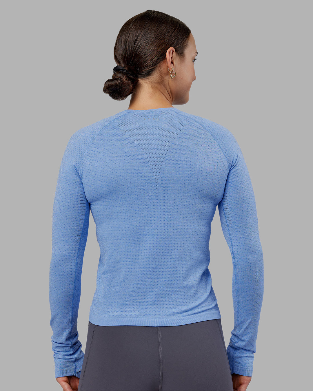 Woman wearing AeroFLX+ Seamless Long Sleeve Tee - Cornflower Blue Marl | Model:Keisha | Size:S