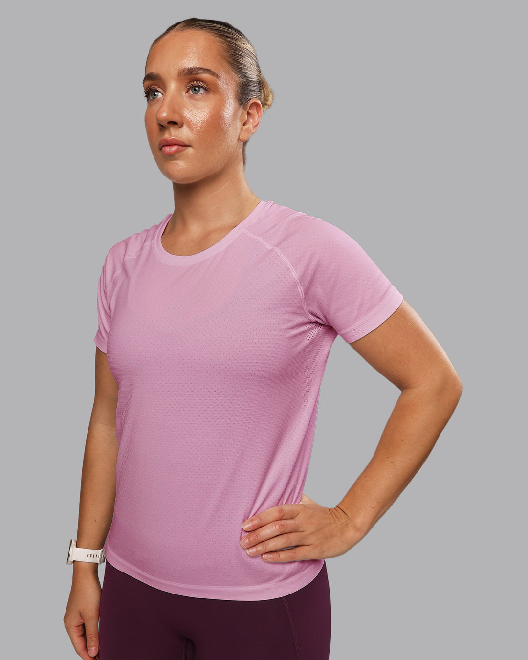 Woman wearing AeroFLX+ Seamless Tee - Pirouette-Bubblegum | Model:Lyss | Size:S