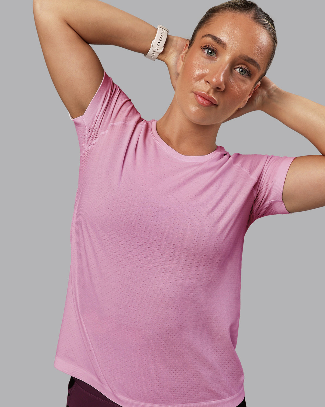 Woman wearing AeroFLX+ Seamless Tee - Pirouette-Bubblegum | Model:Lyss | Size:S