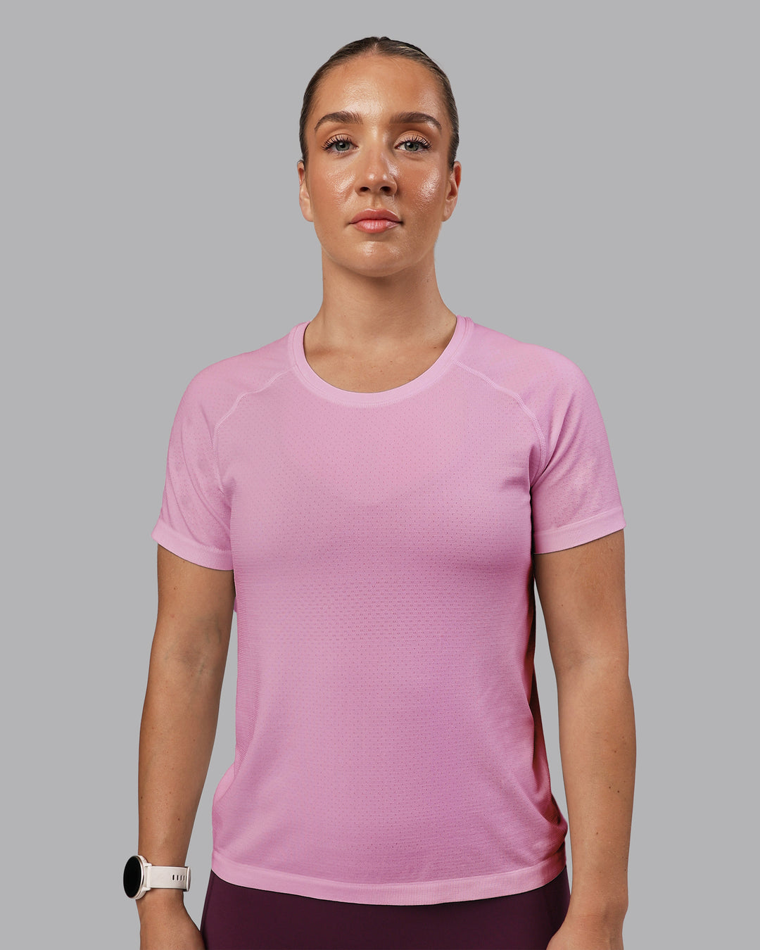 Woman wearing AeroFLX+ Seamless Tee - Pirouette-Bubblegum | Model:Lyss | Size:S
