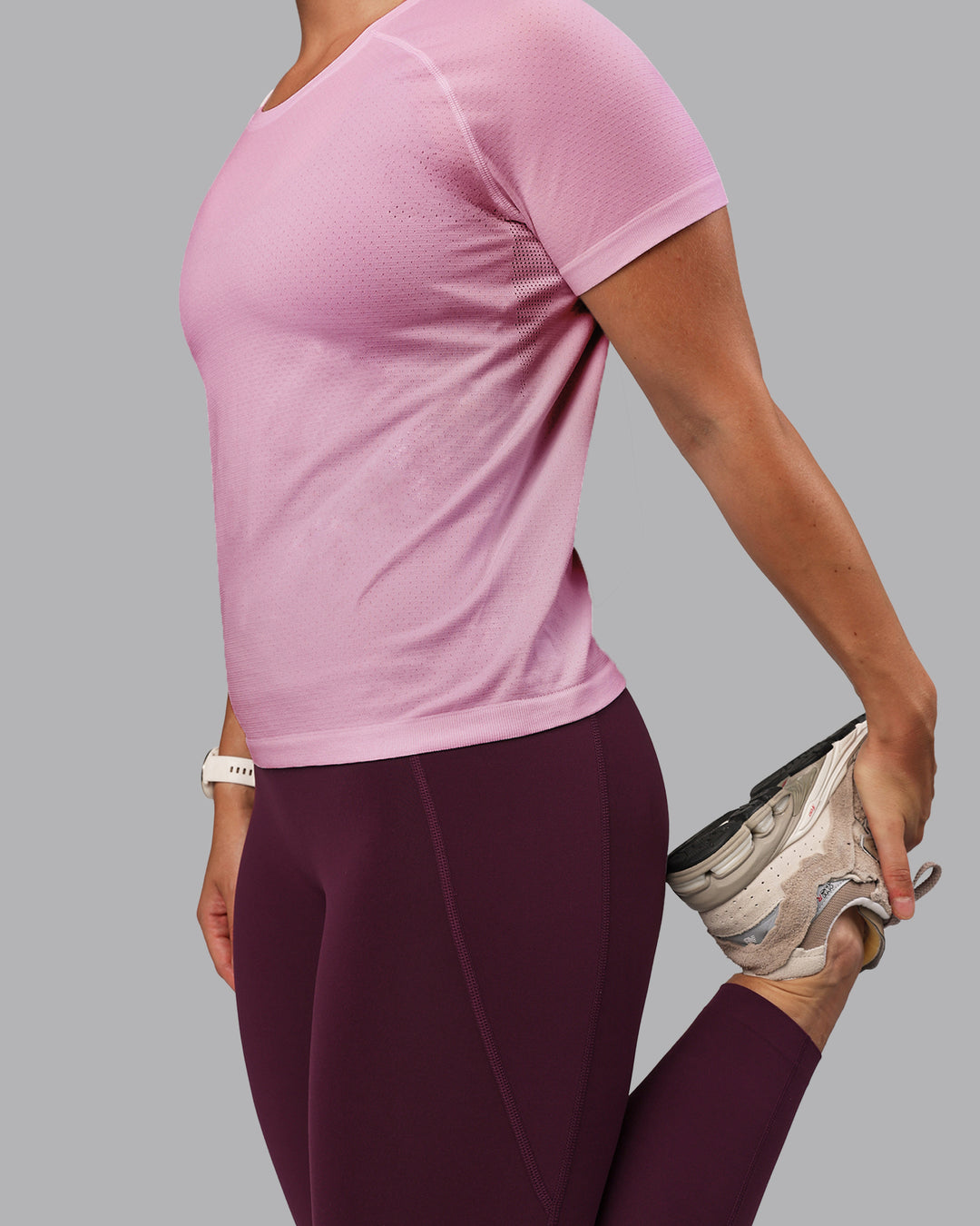 Woman wearing AeroFLX+ Seamless Tee - Pirouette-Bubblegum | Model:Lyss | Size:S