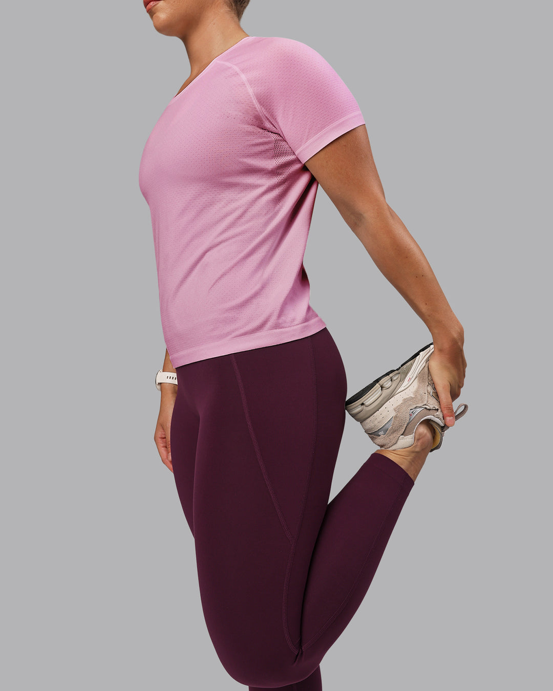 Woman wearing AeroFLX+ Seamless Tee - Pirouette-Bubblegum | Model:Lyss | Size:S