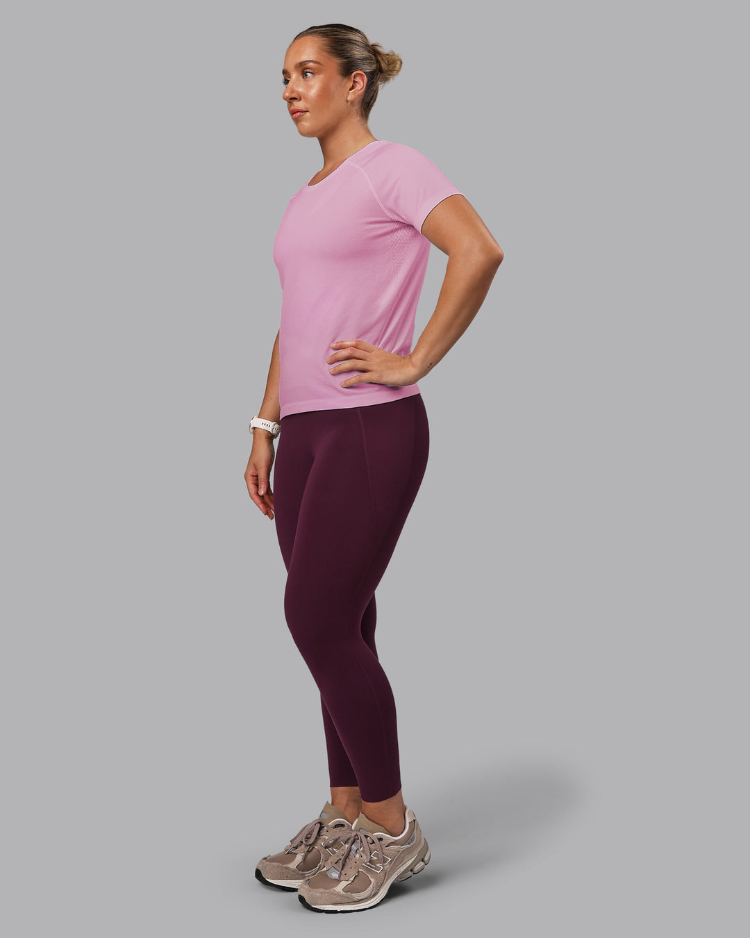 Woman wearing AeroFLX+ Seamless Tee - Pirouette-Bubblegum | Model:Lyss | Size:S