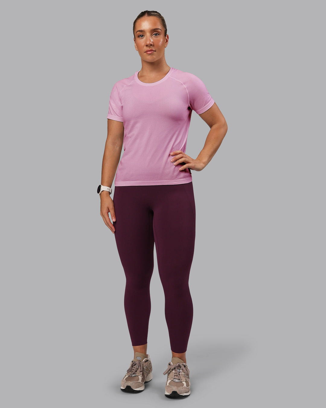 Woman wearing AeroFLX+ Seamless Tee - Pirouette-Bubblegum | Model:Lyss | Size:S