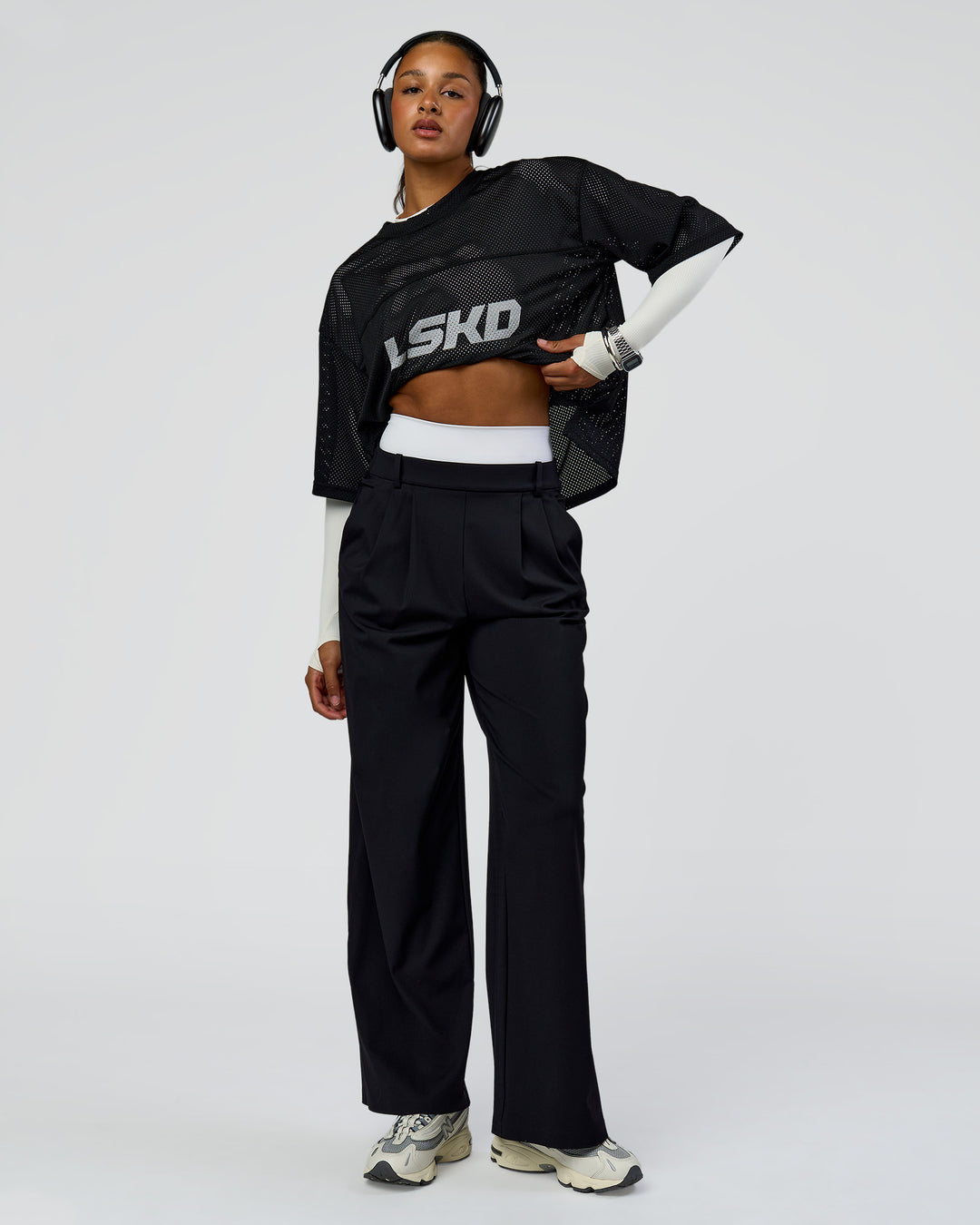 Woman wearing AirCore Jersey - Black-Black | Model:Rosie | Size:S