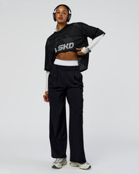 Woman wearing AirCore Jersey - Black-Black | Model:Rosie | Size:S