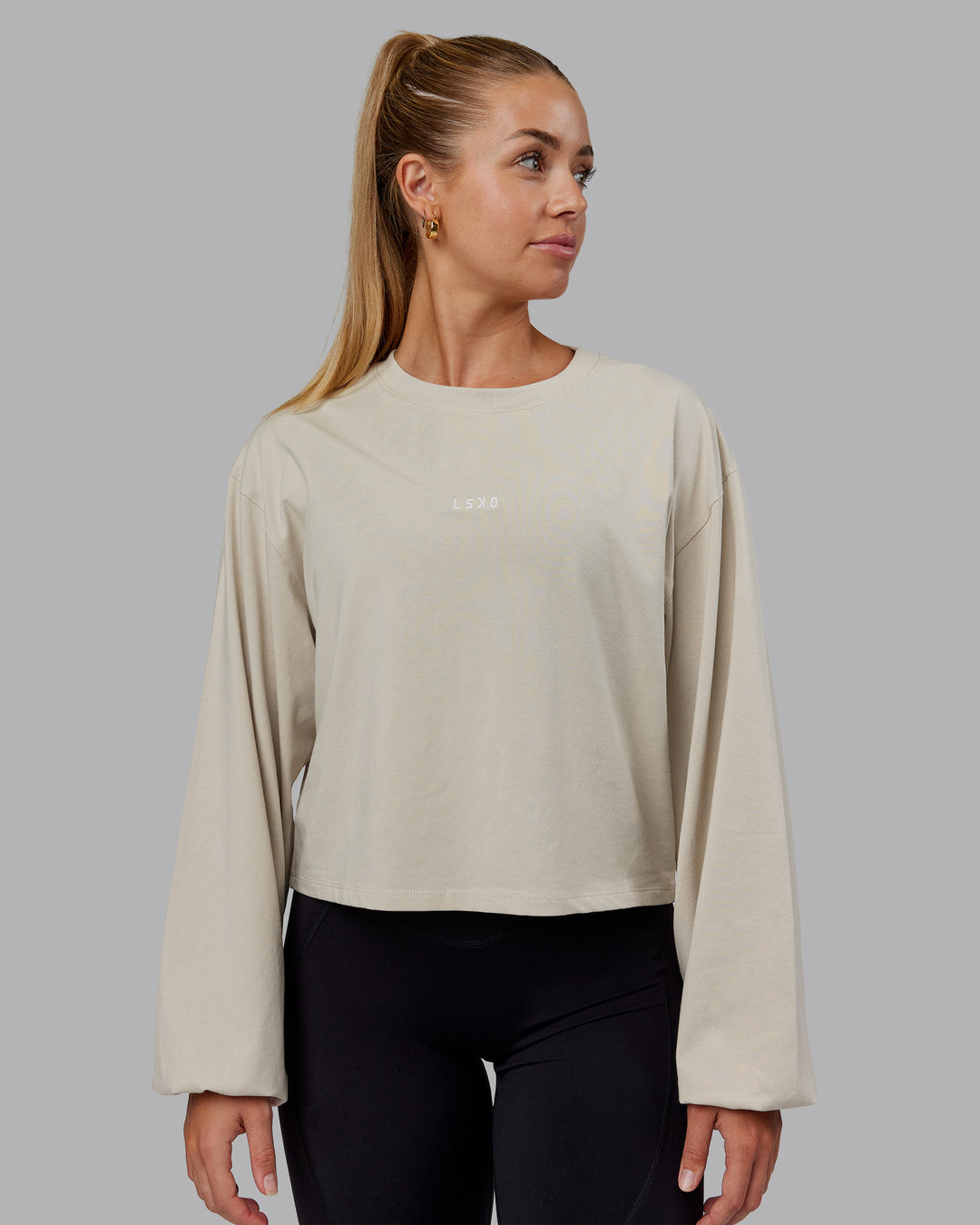 Woman wearing Go-To Balloon Sleeve FLXCotton Tee - Shale Beige | Model:Hannah | Size:S