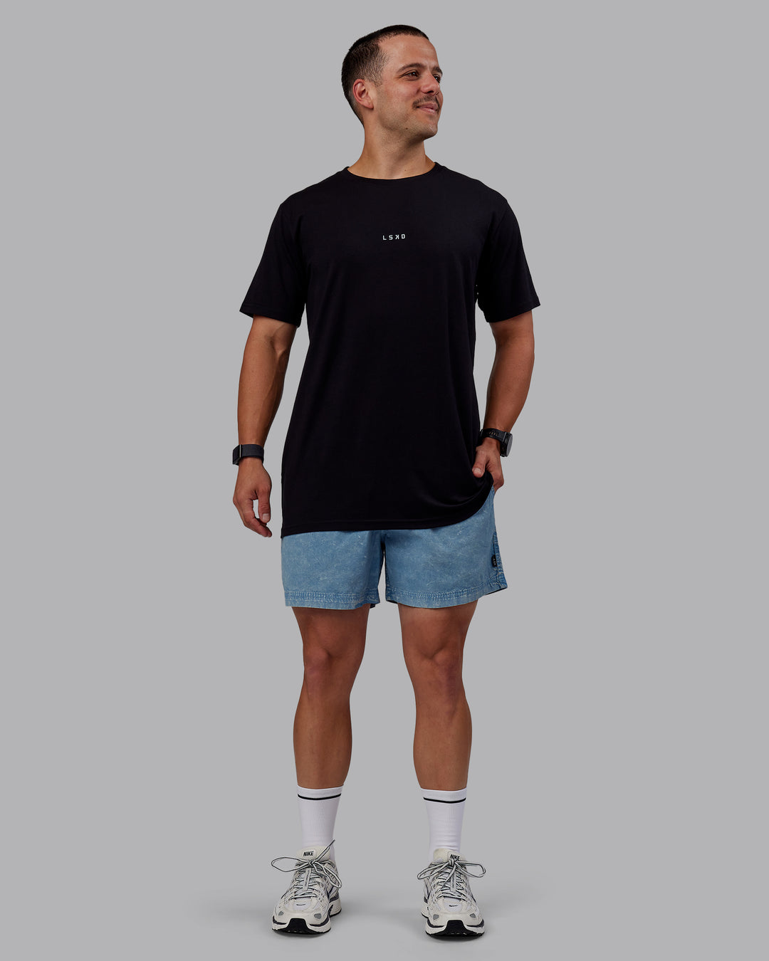 Man wearing Washed Daily 5&quot; Shorts - Elemental Blue