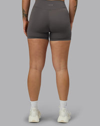 Woman wearing Elite High-Rise 4" Short Pockets - Dark Storm | Model:Robyn | Size:S | Thumbnail Index: 3