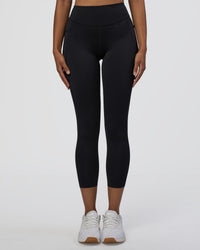 Woman wearing Elite High-Rise 7/8 Legging Pockets - Black | Model:Jordan | Size:S