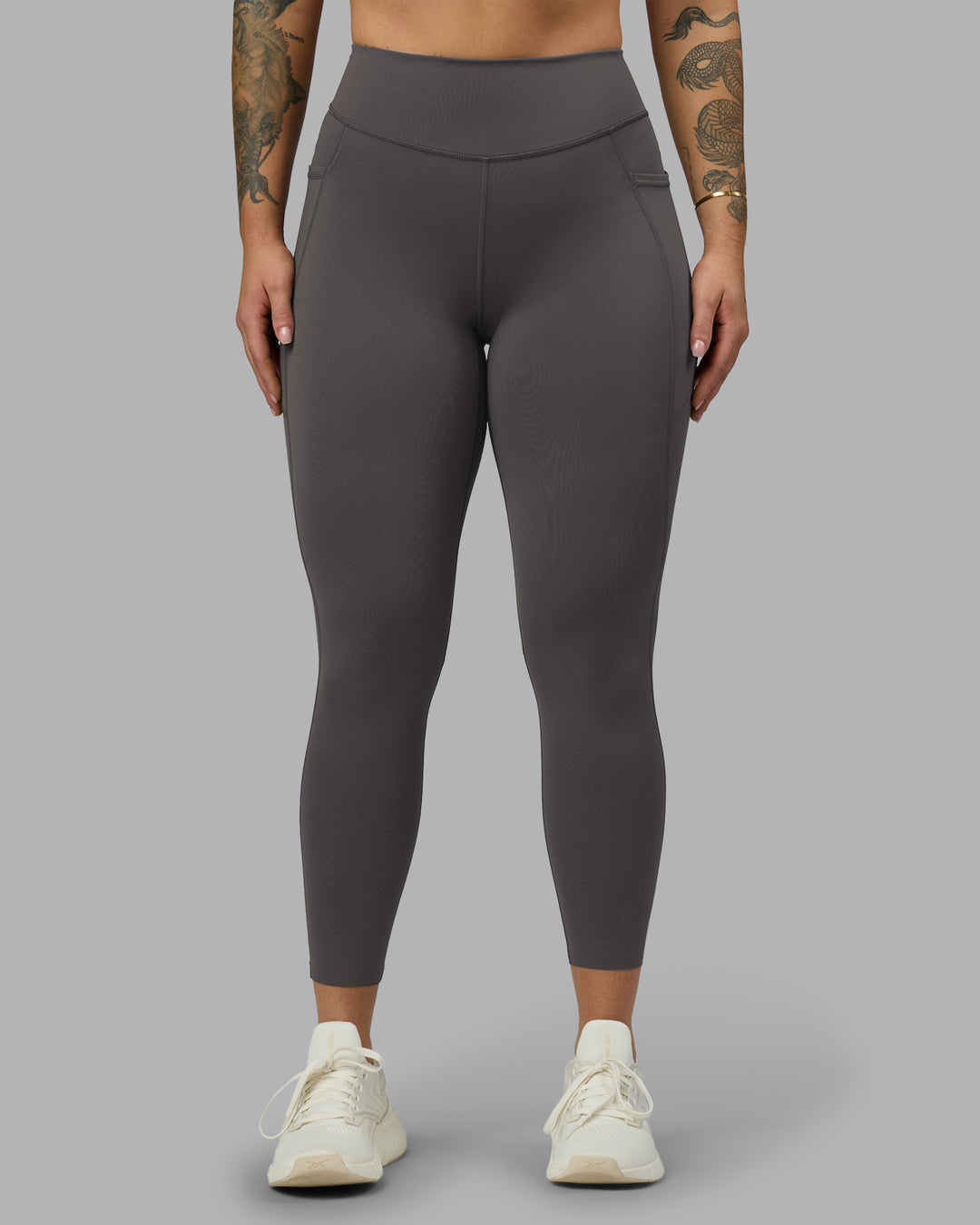Woman wearing Elite High-Rise 7/8 Legging Pockets - Dark Storm | Model:Robyn | Size:S