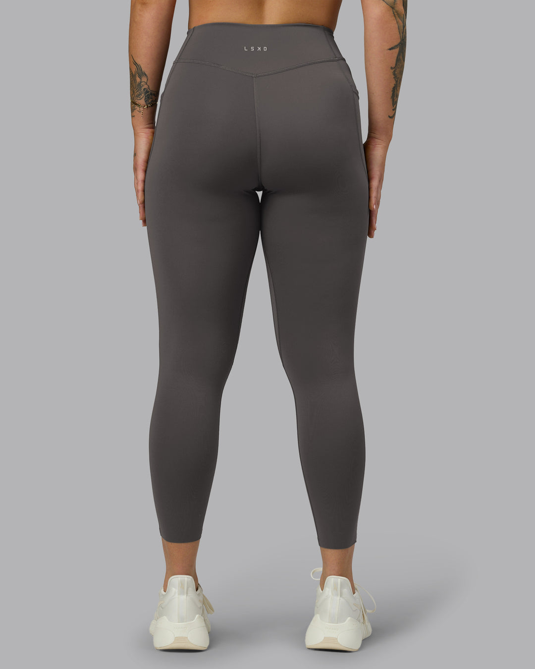 Woman wearing Elite High-Rise 7/8 Legging Pockets - Dark Storm | Model:Robyn | Size:S