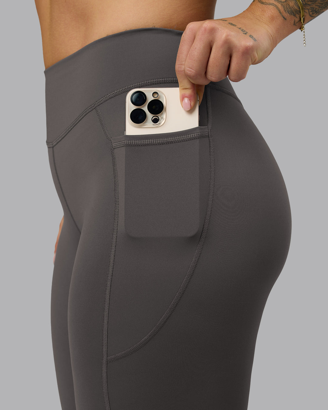 Woman wearing Elite High-Rise 7/8 Legging Pockets - Dark Storm | Model:Robyn | Size:S