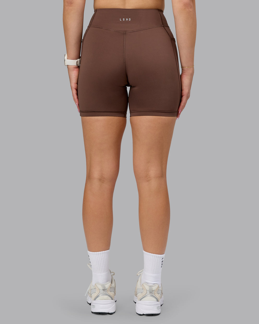 Woman wearing Elite High-Rise 6&quot; Short Pockets - Chocolate Martini | Model: Halle | Size:S