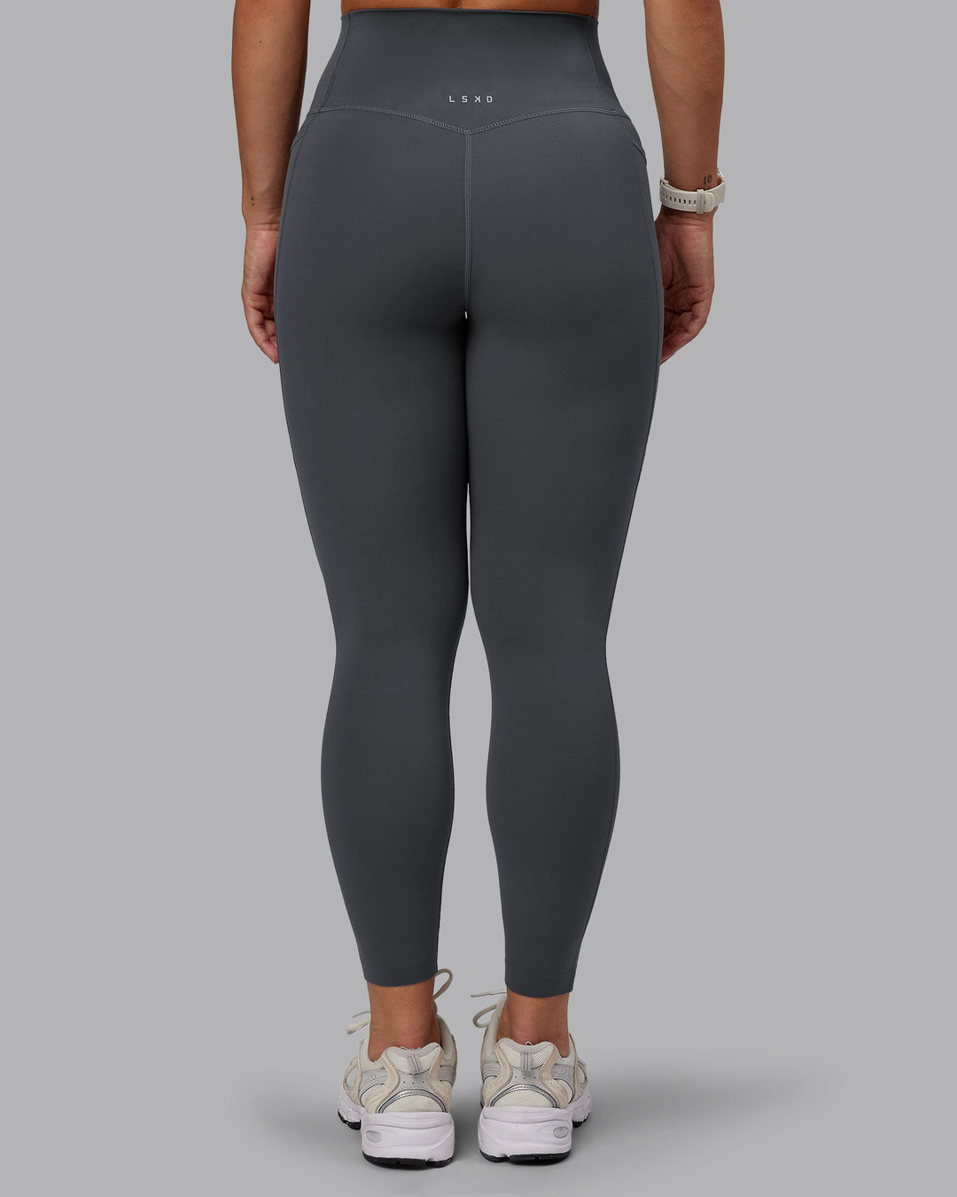 Woman wearing Elixir Ultra High-Rise 7/8 Legging Pockets - Dark Storm | Model:Lyss | Size:S