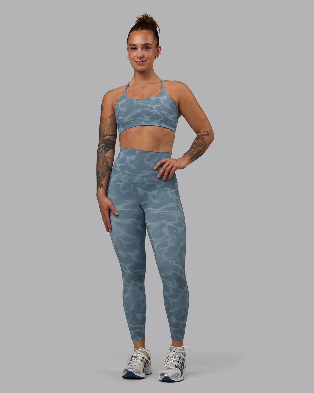 Woman wearing Elixir Ultra High-Rise 7/8 Legging Pockets - Tranquil-Elemental Blue | Model:Robyn | Size:S