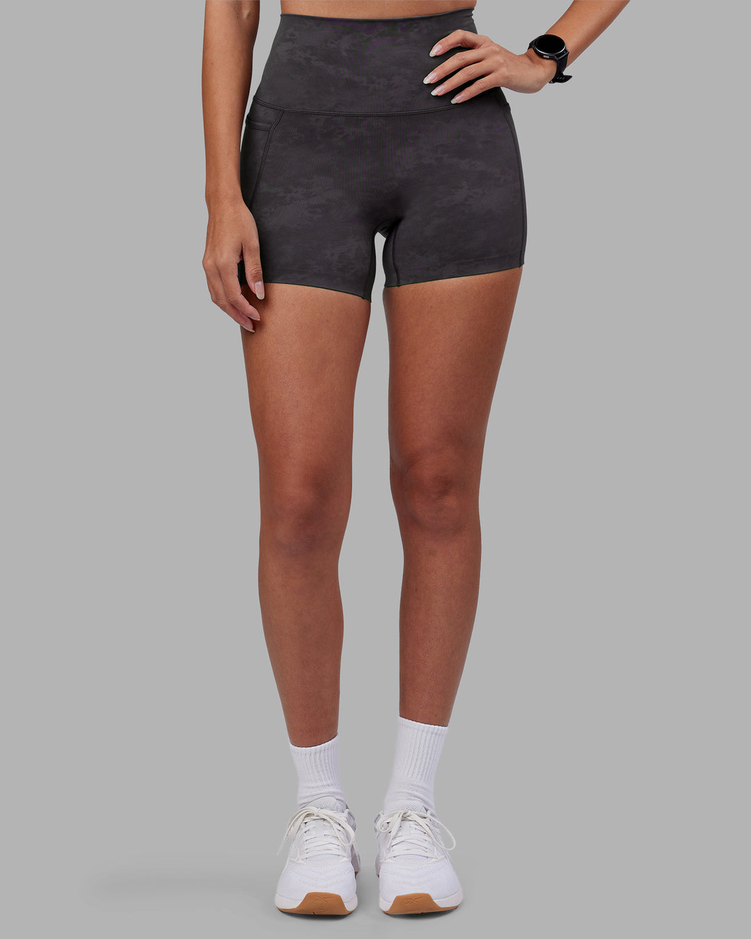 Woman wearing Elixir Ultra High-Rise 4&quot; Short Pockets - Dark Storm Wash | Model:Rhiley | Size:S