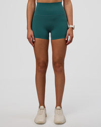 Woman wearing Elixir Ultra High-Rise 4" Short Pockets - Transformative Teal | Model:Myrte | Size:S