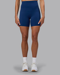 Woman wearing Elixir Ultra High-Rise 6" Short - Midnight Blue | Moddel:Katie | Size:S