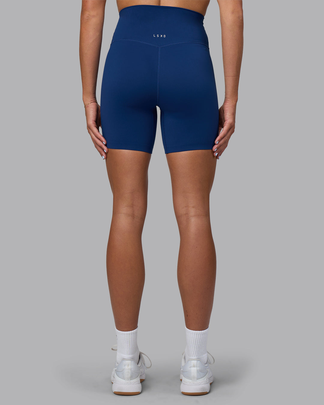 Woman wearing Elixir Ultra High-Rise 6&quot; Short - Midnight Blue | Moddel:Katie | Size:S