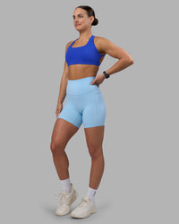 Woman wearing Elixir Ultra High-Rise 6" Short Pockets - Open Air | Model:Keisha | Size:S