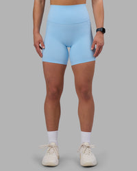 Woman wearing Elixir Ultra High-Rise 6" Short Pockets - Open Air | Model:Keisha | Size:S
