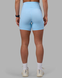 Woman wearing Elixir Ultra High-Rise 6" Short Pockets - Open Air | Model:Keisha | Size:S