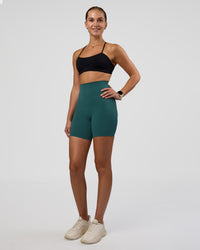 Woman wearing Elixir Ultra High-Rise 6" Short Pockets - Transformative Teal | Model:Myrte | Size:S