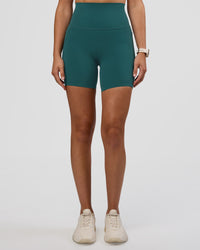 Woman wearing Elixir Ultra High-Rise 6" Short Pockets - Transformative Teal | Model:Myrte | Size:S