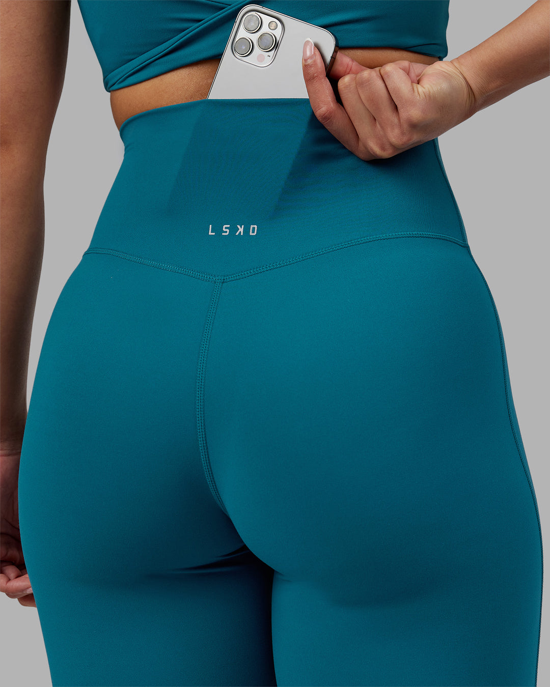 Woman wearing Elixir Ultra High-Rise 7/8 Legging - Blue Coral | Model:Ayla | Size:S