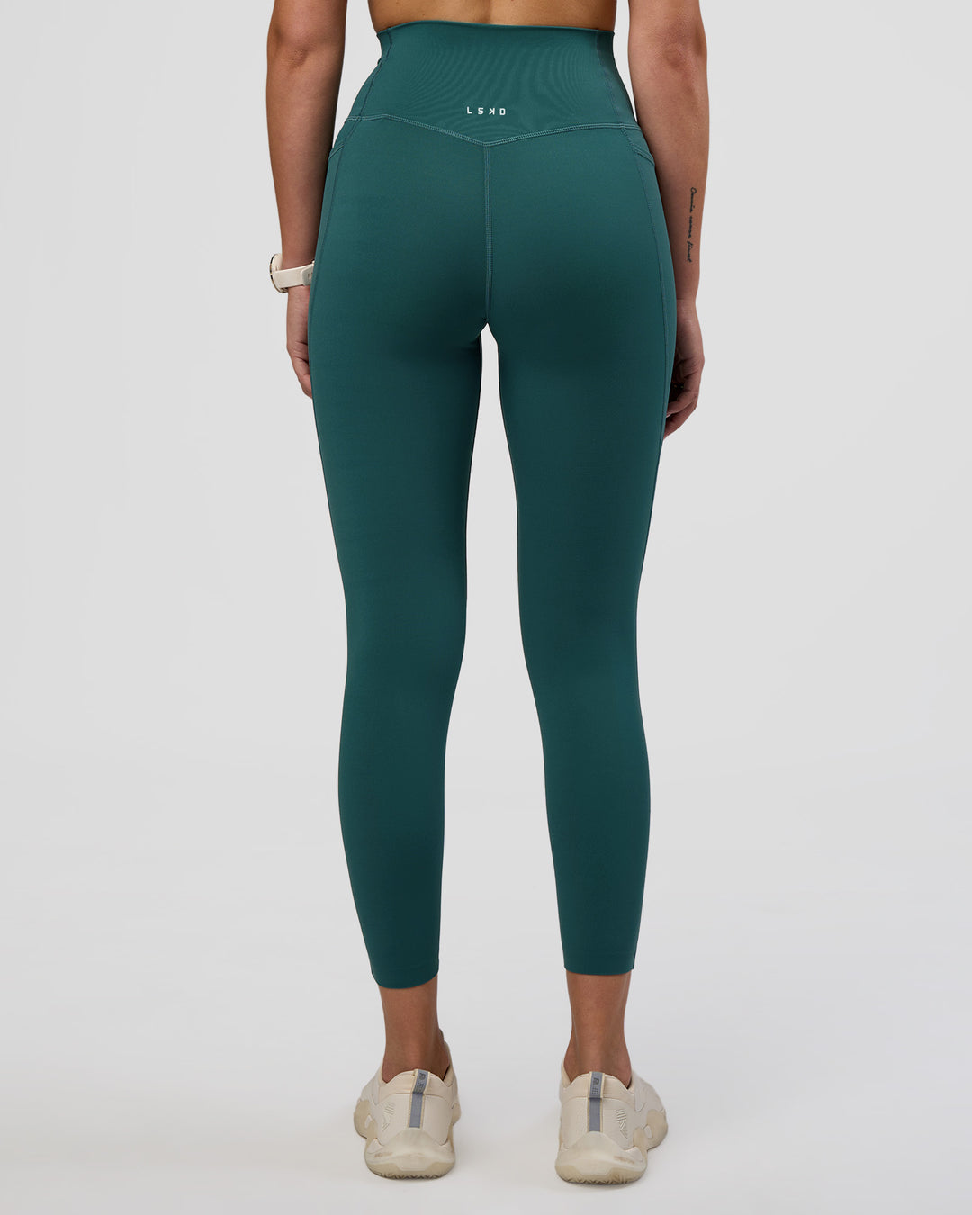Woman wearing Elixir Ultra High-Rise 7/8 Legging Pockets - Transformative Teal | Model:Myrte | Size:S