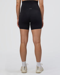 Woman wearing Elixir Ultra High-Rise Maternity 6" Short Pockets - Black | Model:Kitahna | Size:S