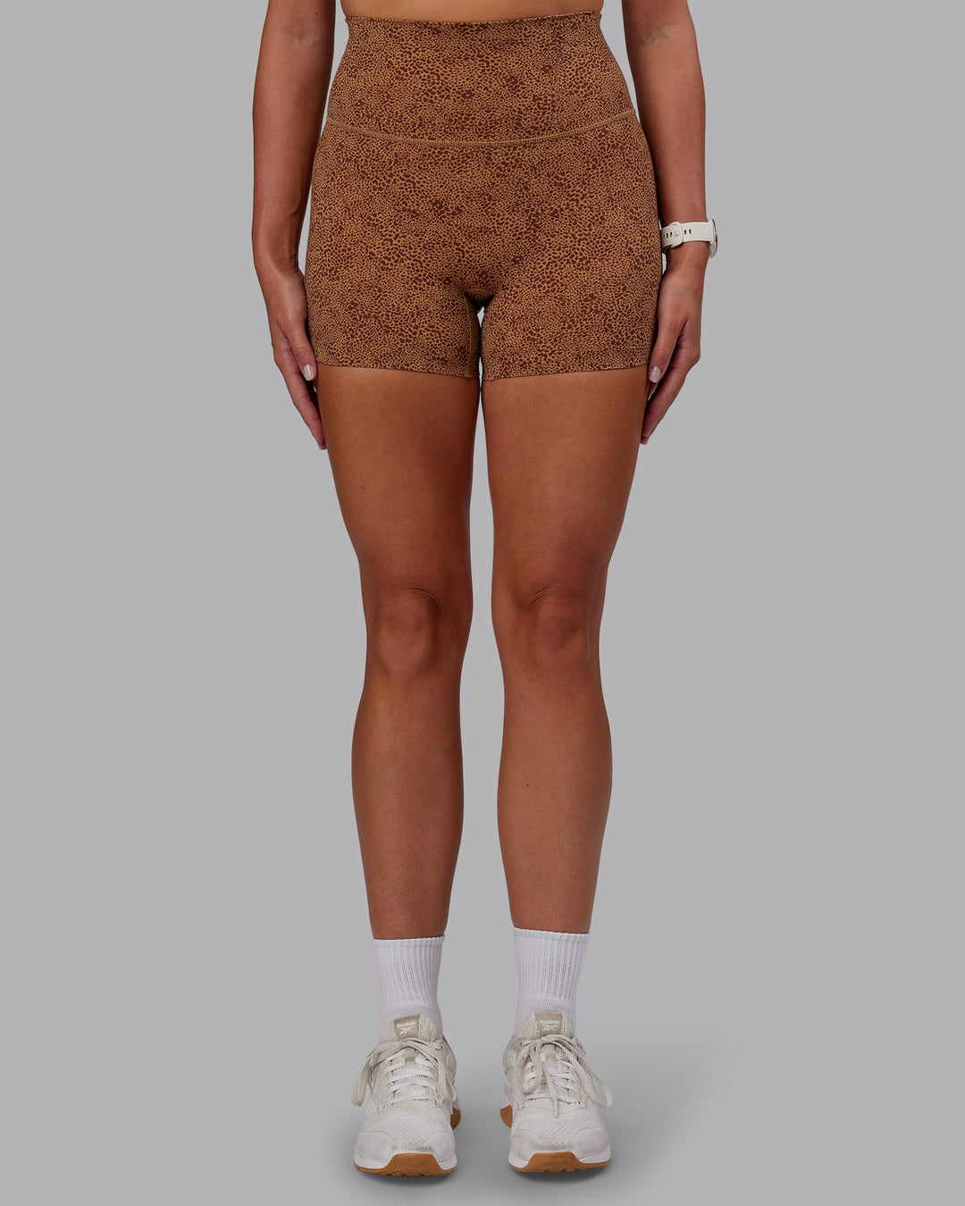 Woman wearing Elixir Ultra High-Rise 4&quot; Short - Caramel Agile Print | Model:Phoebe | Size:S
