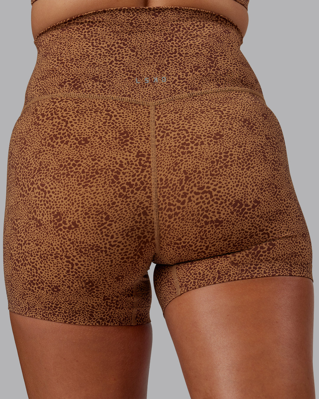 Woman wearing Elixir Ultra High-Rise 4&quot; Short - Caramel Agile Print | Model:Phoebe | Size:S