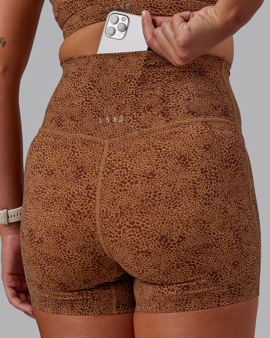 Woman wearing Elixir Ultra High-Rise 4&quot; Short - Caramel Agile Print | Model:Phoebe | Size:S