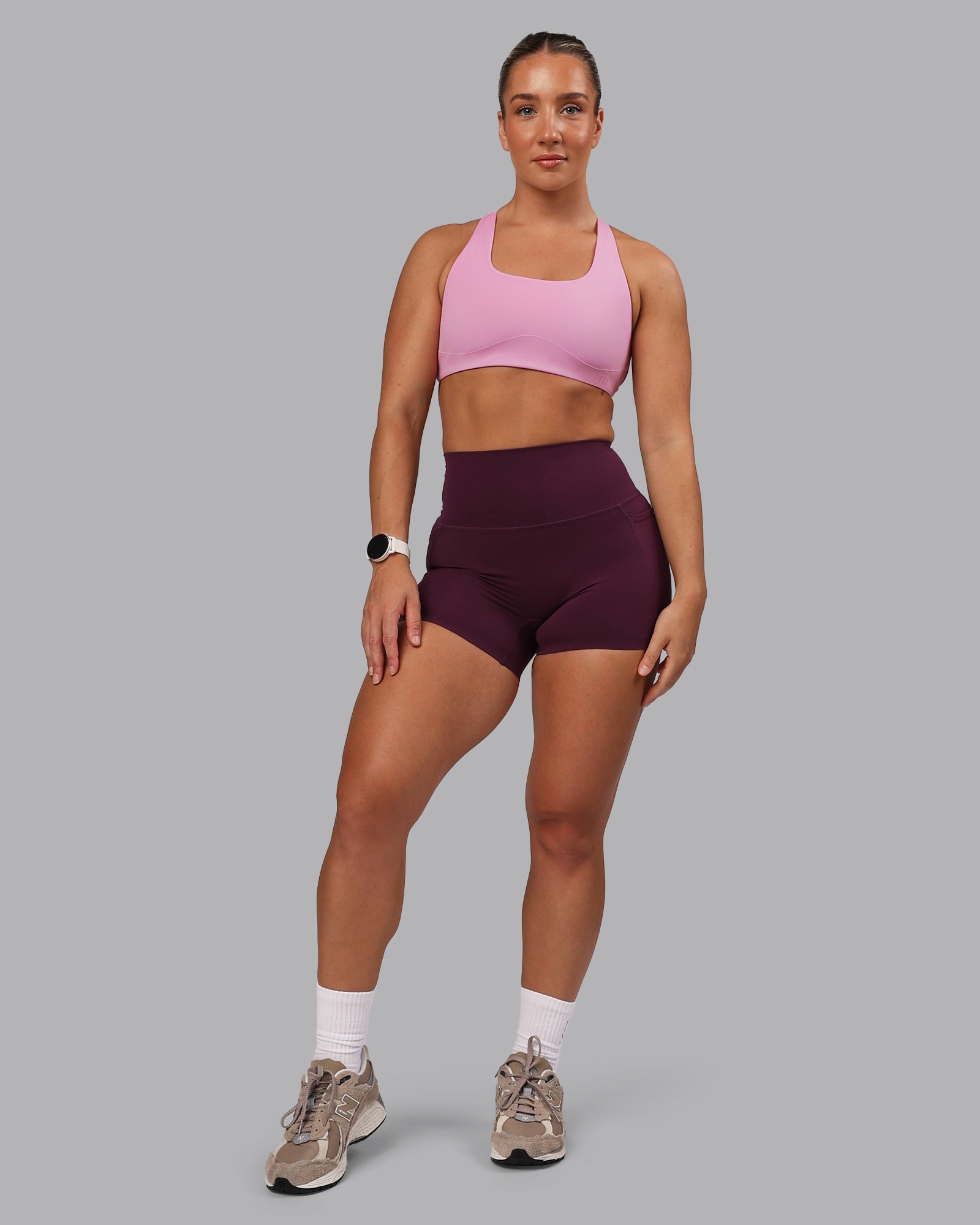 Woman wearing Elixir Ultra High-Rise 4" Short Pockets - Cherry Lacquer | Model:Lyss | Size:S