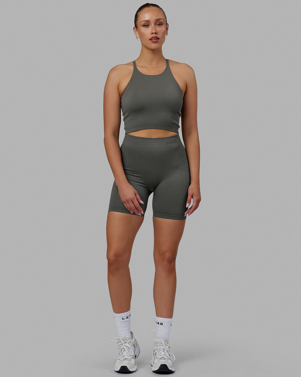 Woman wearing Essential Seamless Rib Bike Short - Graphite