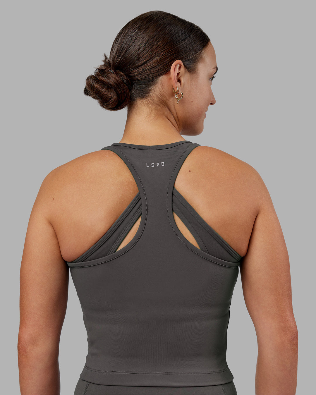 Woman wearing Flow Performance Tank 2.0 - Dark Storm | Model:Keisha | Size:S
