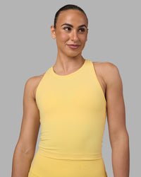 Woman wearing Flow Performance Tank 2.0 - Lemon | Model:Sophie | Size:S