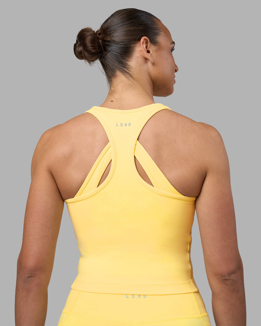 Woman wearing Flow Performance Tank 2.0 - Lemon | Model:Sophie | Size:S