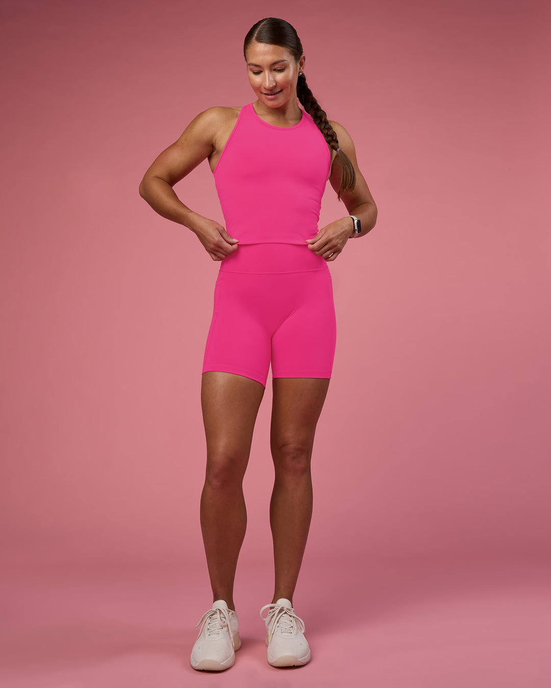 Woman wearing Flow Performance Tank 2.0 - Ultra Pink | Model:Hannah | Size:S